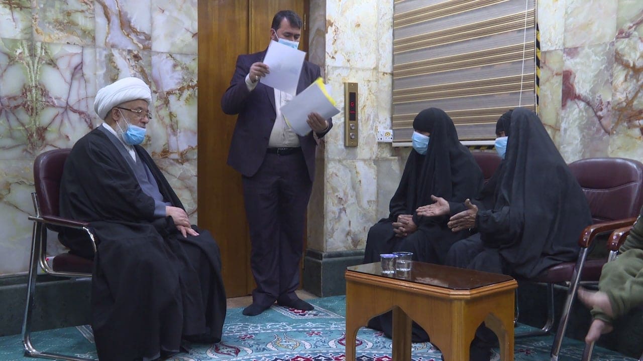 فيديو:ممثل السيستاني يوعز ببناء منازل لائقة لعوائل تعمل بجمع النفايات ويتكفل بعلاجهم