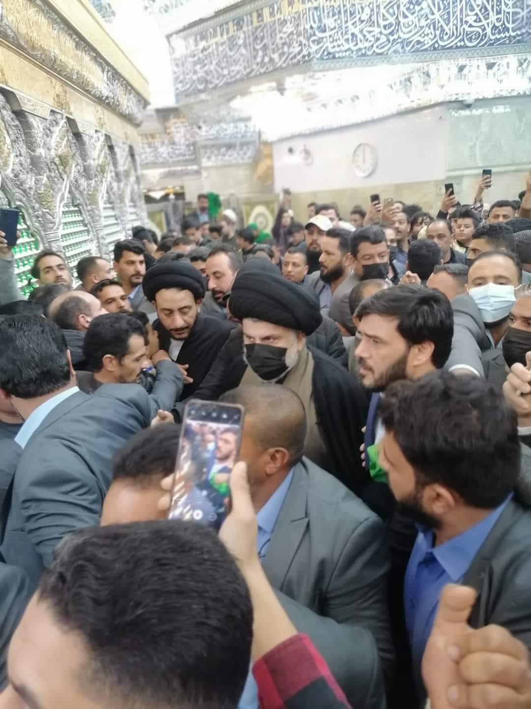 الصدر يزور مرقدي الامامين الحسين واخيه العباس عليهما السلام في كربلاء