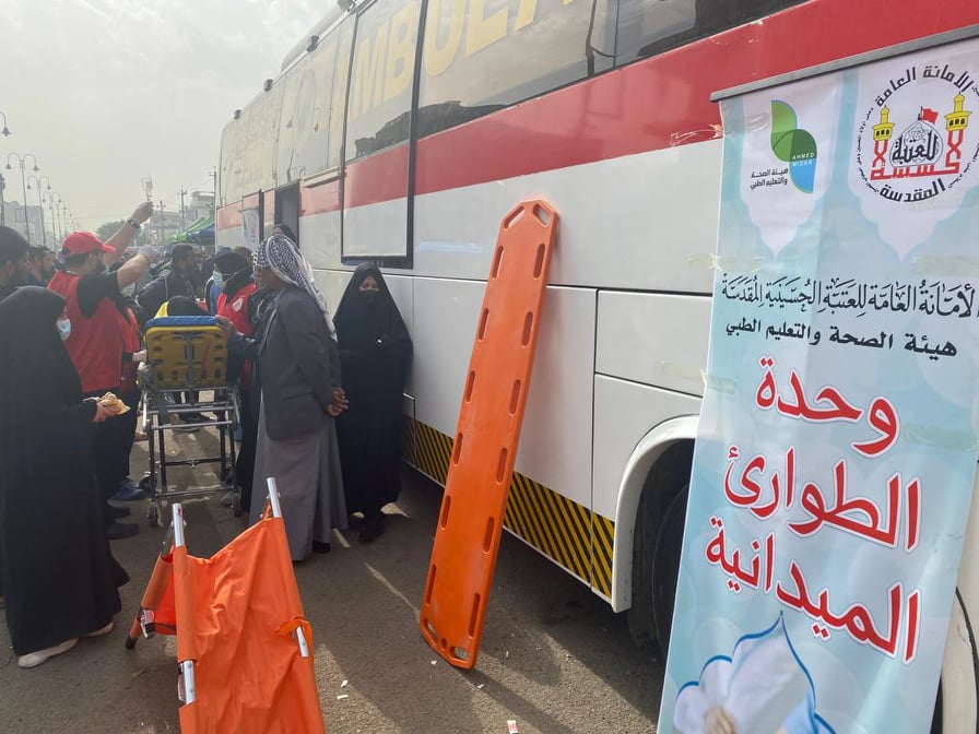 العتبة الحسينية تطبق بروتوكولات طب الحشود بالكاظمية وتنقذ امرأة من الموت (فيديو)