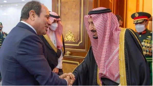 في الرياض.. الملك سلمان يلتقي الرئيس المصري