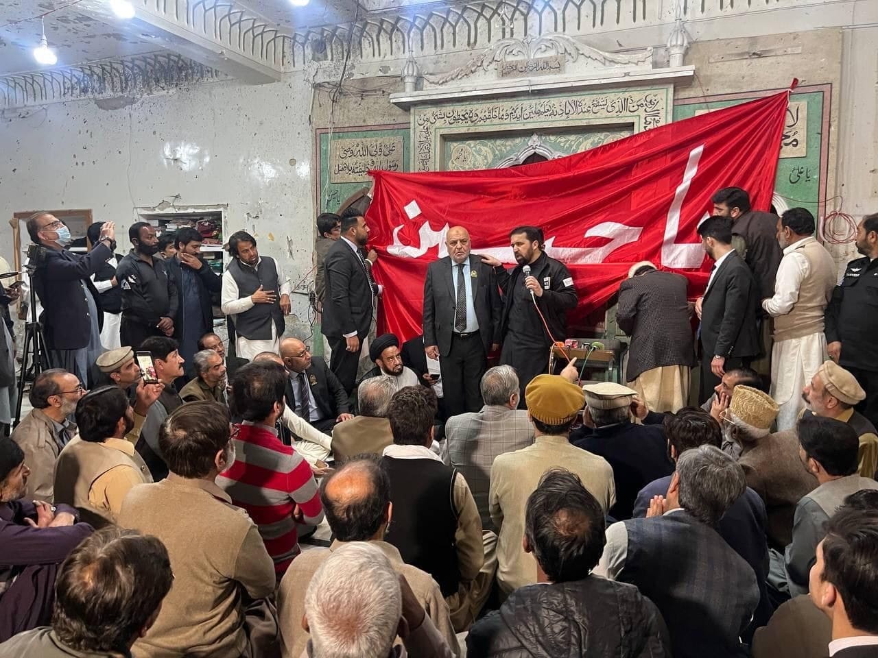 بالصور:نقل تعازي المرجعية الدينية العليا لذوي الضحايا وفد العتبة الحسينية المقدسة يزورعائلات الشهداء في باكستان