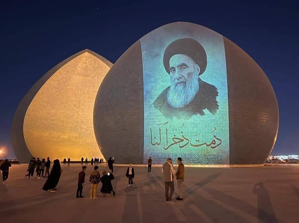لمناسبة ذكرى فتوى الدفاع الكفائي :صورة كبيرة للسيد السيستاني تعلو في نصب الشهيد العراقي