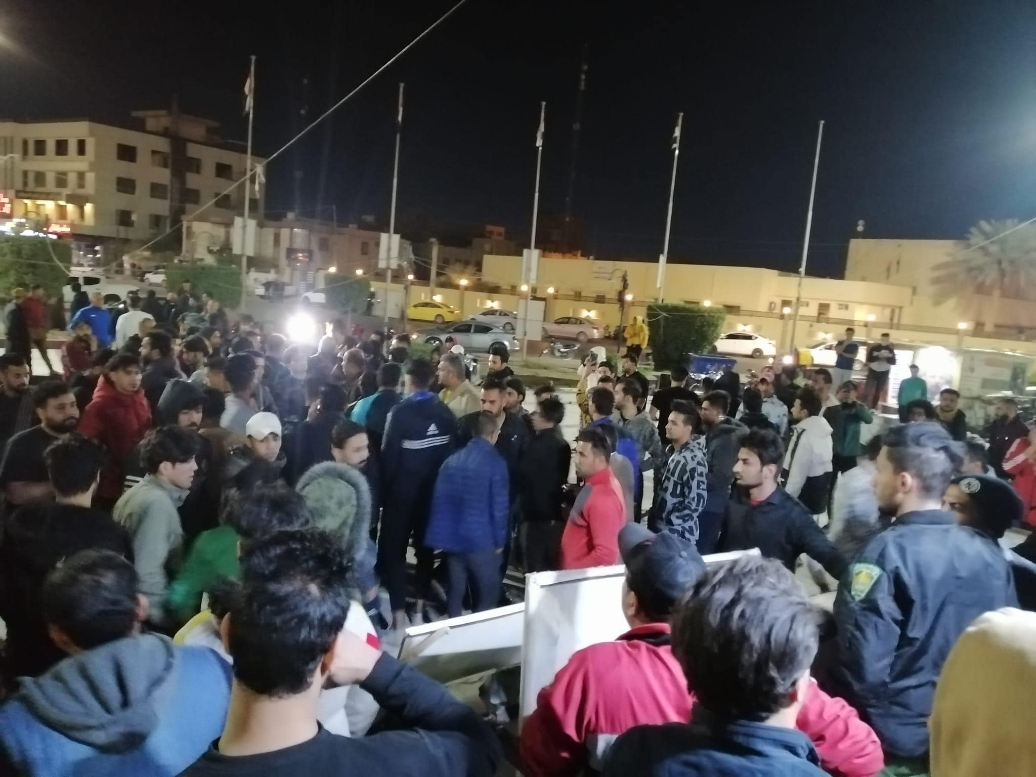 بالصور:تظاهرة ليلية وسط كربلاء بعد تأجيل مباراة ناديي كربلاء والناصريه من قبل اتحاد الكره واتهامات بتدخل جهات سياسيه بالمباراة