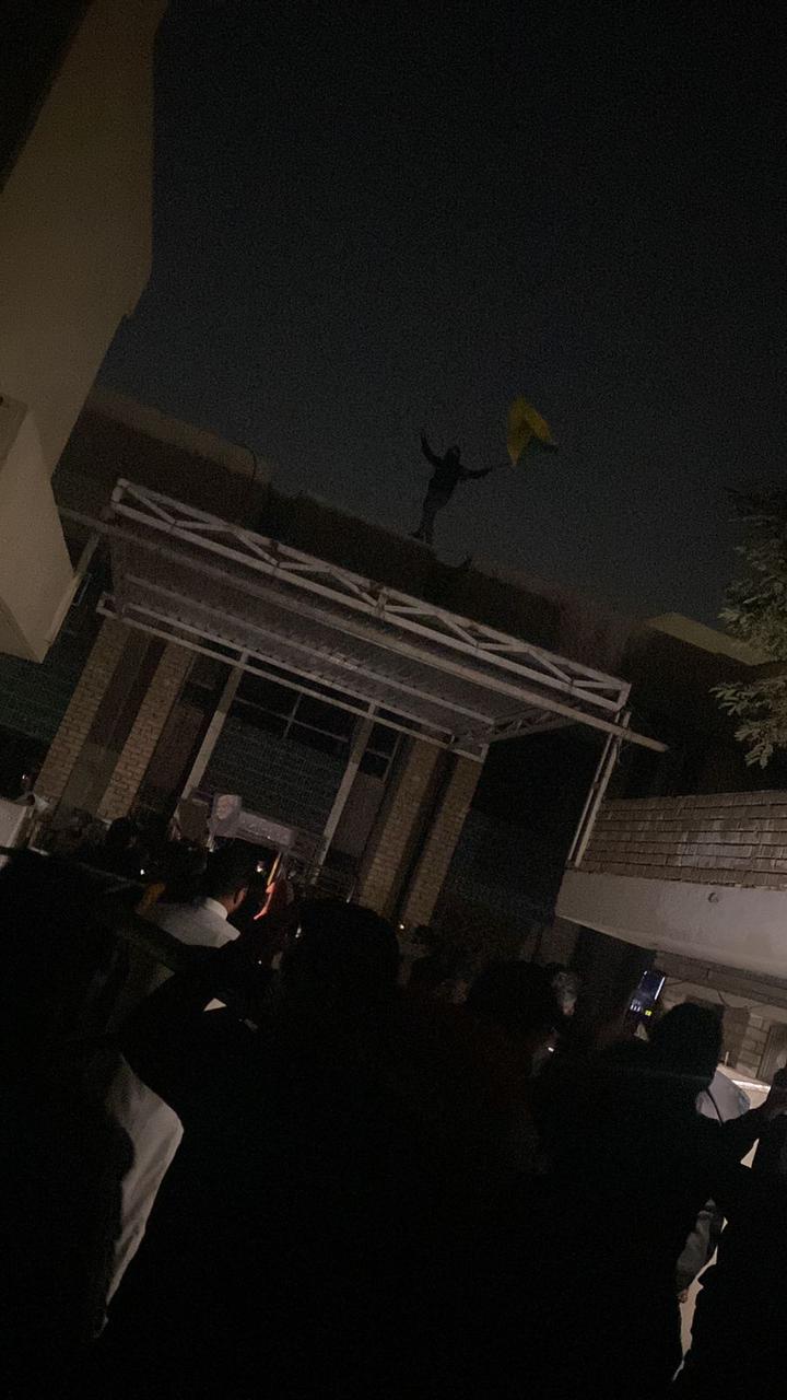 حرق مقر حزب البرزاني في بغداد