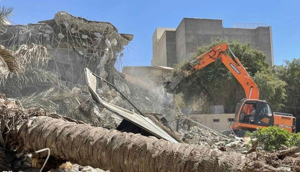 بالصور:حزب البرزاني يهدم مقره الذي تم حرقه  وسط بغداد