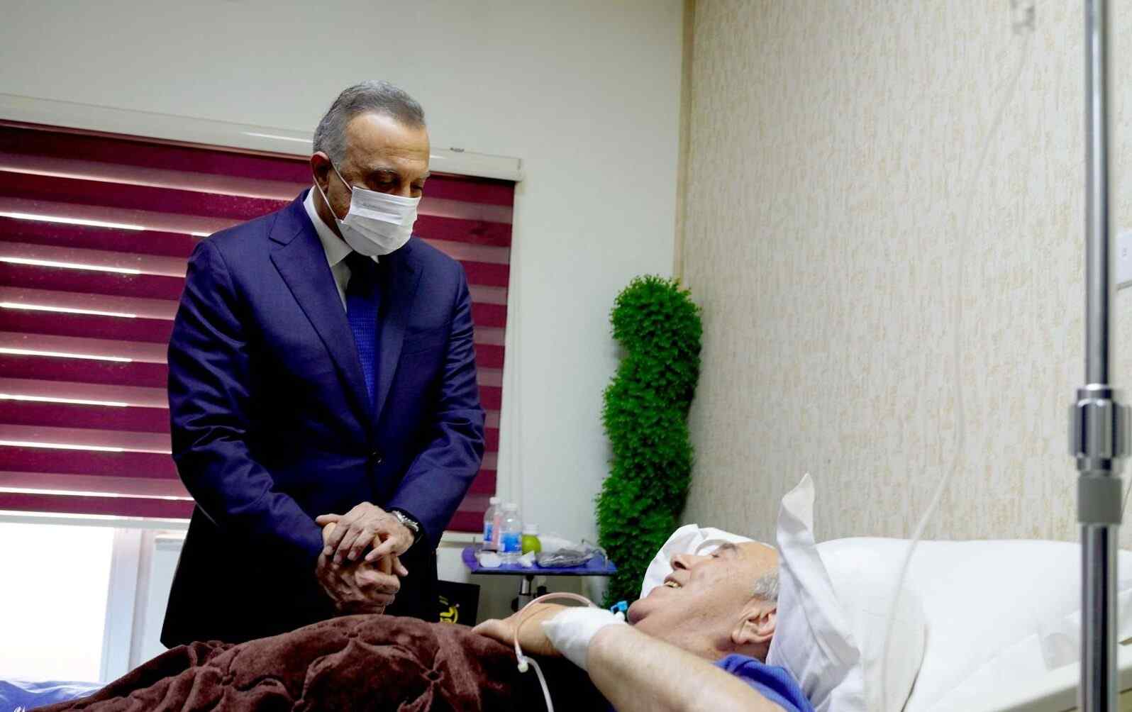 اياد علاوي يرقد في مستشفى ابن سينا والكاظمي يزوره