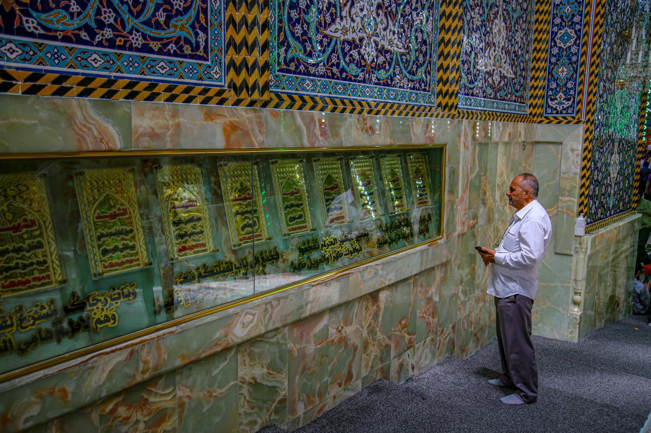 شهداء حادثة ركضة طوريج نقشت اسماهم على احد ابواب حرم الامام الحسين تخليدا لذكراهم (مصور)