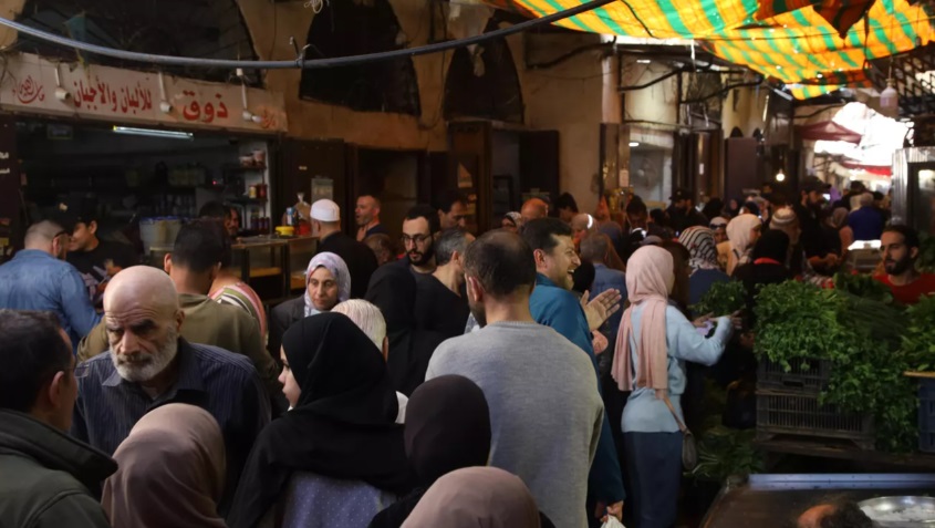 الغلاء الفاحش في أسعار السلع الغذائية يحاصر اللبنانيين في شهر رمضان.
