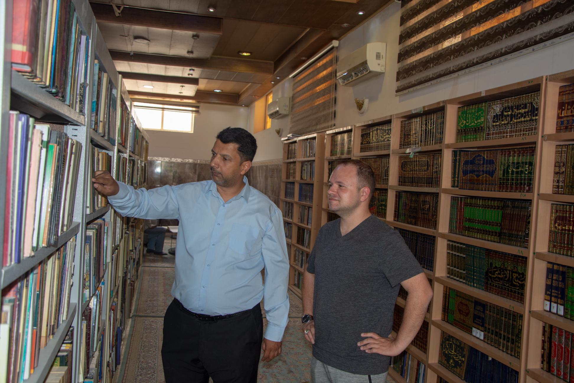 باحث فرنسي متخصص بالاجتماع يزور كربلاء ويزور مركزها البحثي