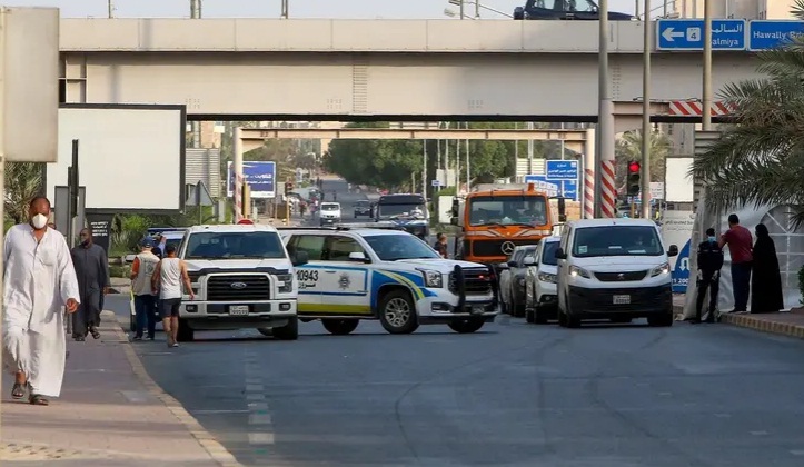 شاب يرمي إخوانه الأربعة في الشارع.. صدمة في الكويت
