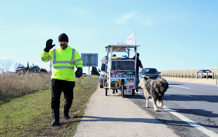 قادماً من بريطانيا.. عراقي وصل إلى مكة مشياً على الأقدام لأداء الحج