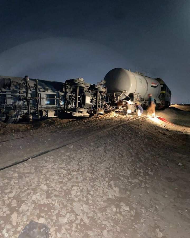 بالصور .. انقلاب مقطورات وقود والنفط يغرق سكك الحديد في صلاح الدين