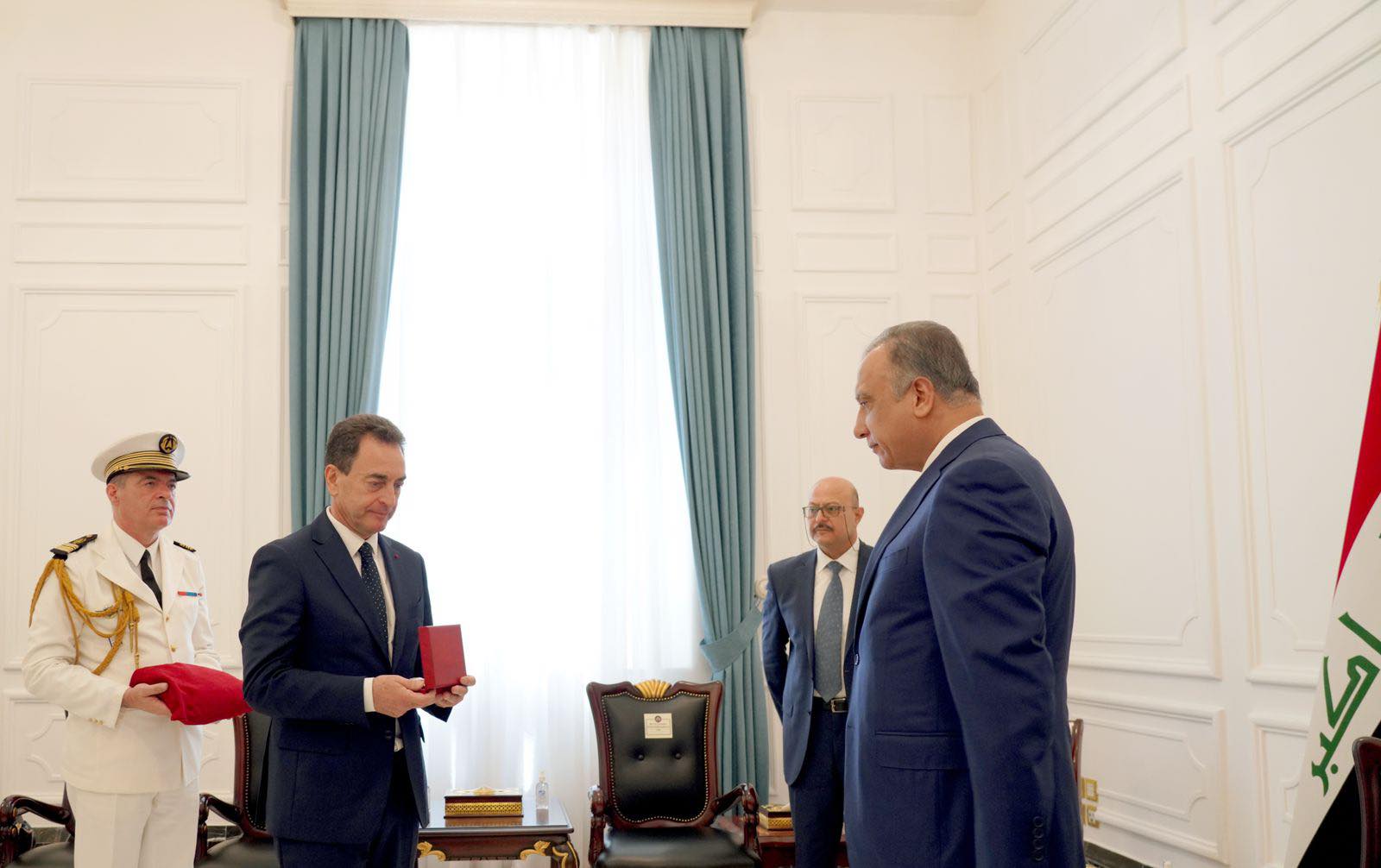 الكاظمي يتسلّم وسام الشرف من الرئيس الفرنسي (صور)