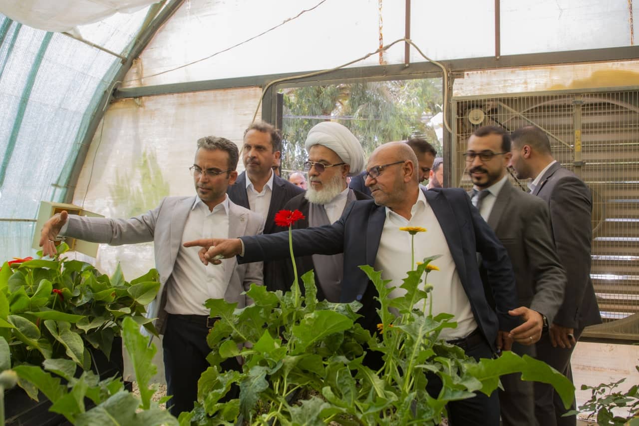 بالصور:الشيخ الكربلائي يفتتح مركز مبيعات الزهور الطبيعية