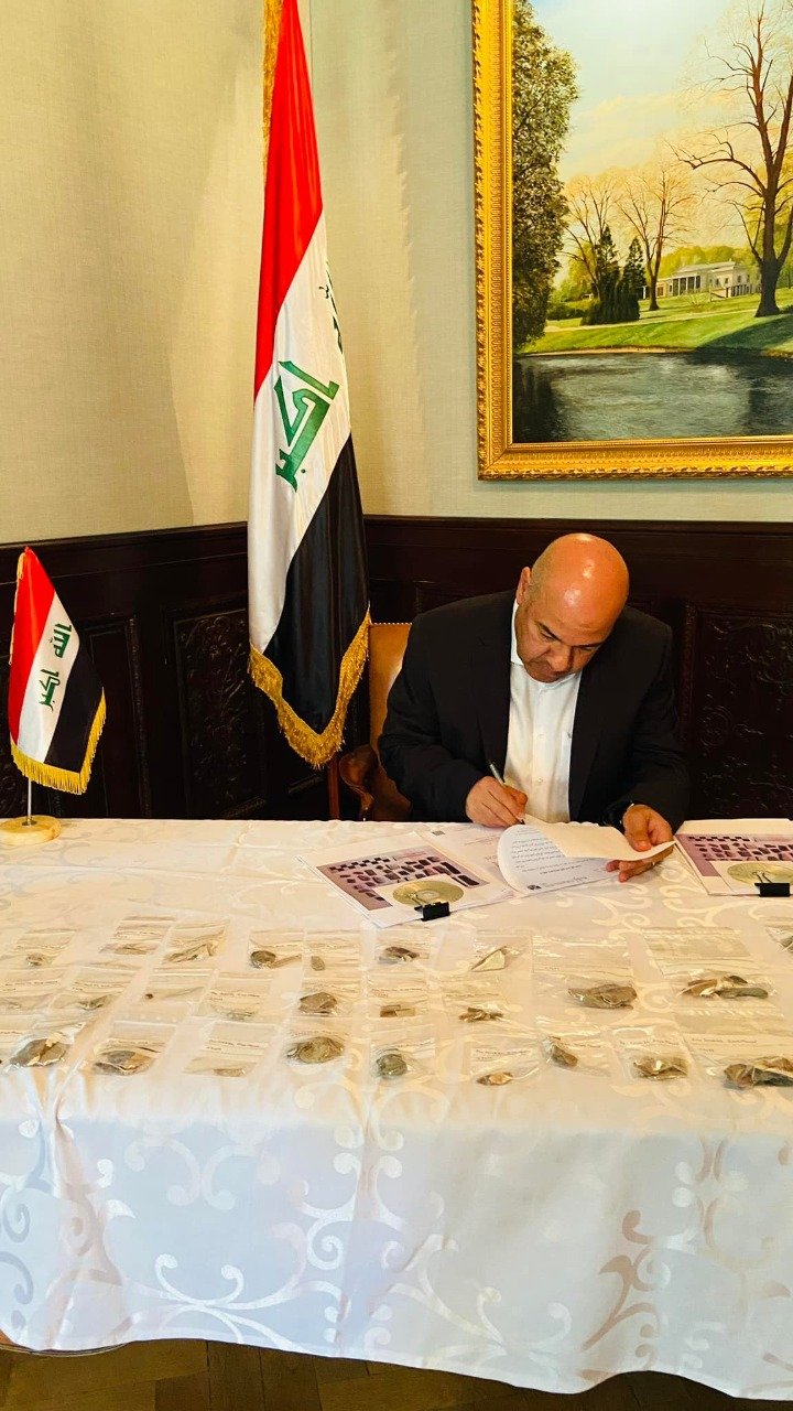 العراق يتسلم (125) قطعة أثريّة مُستعارة من الجانب الألمانيّ