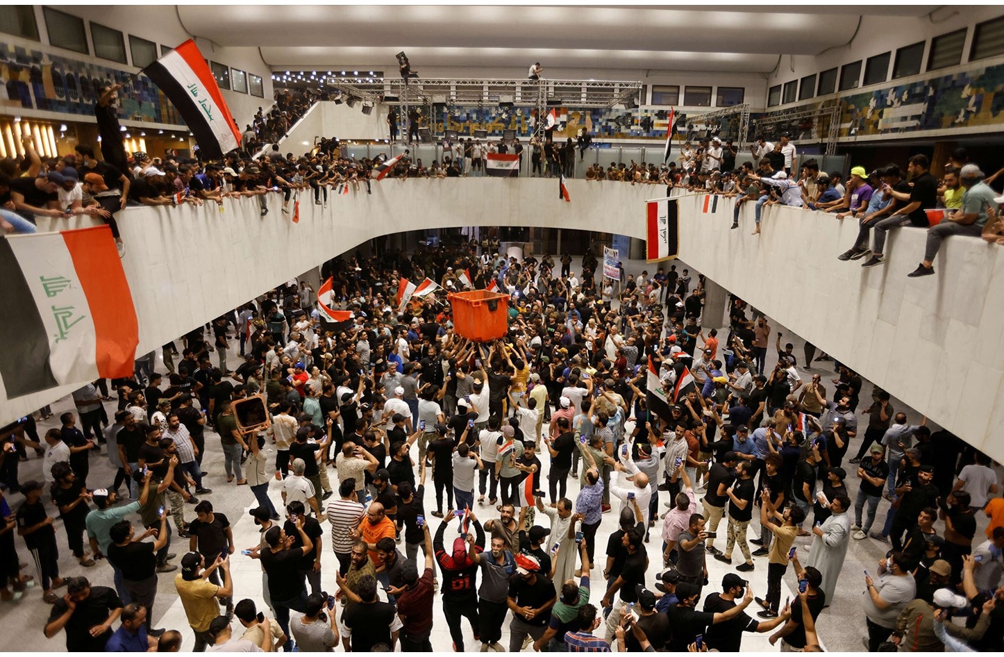 بعد تغريدة الصدر.. بدء الانسحاب الفوري للمتظاهرين من البرلمان