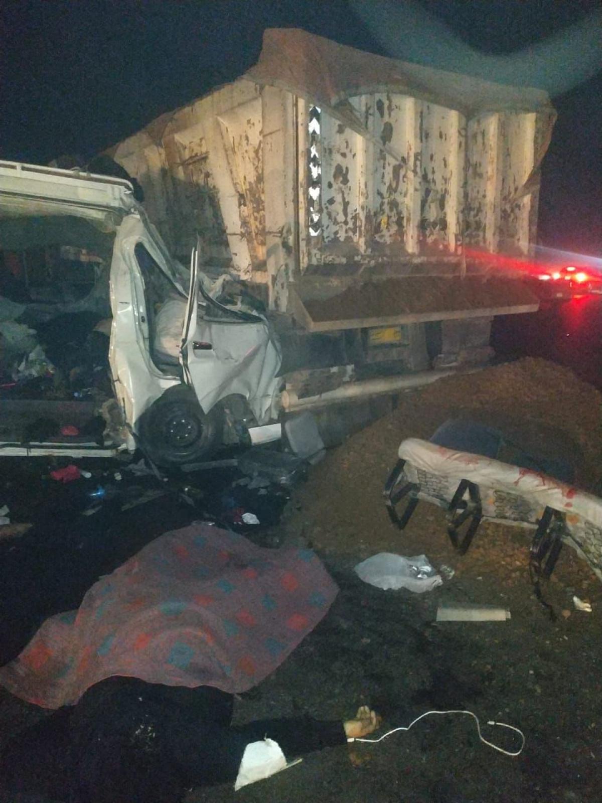 وفاة 12 زائرا من أهالي بلد بحادث سير على طريق الحلة - كربلاء (صور)