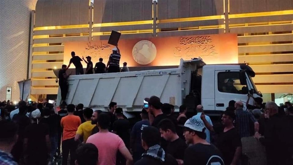 المتظاهرون يغلقون البوابة الرئيسية لمجلس النواب