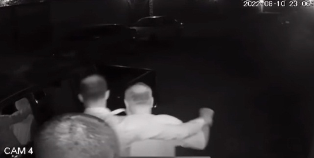 بطريقة مهينة عناصر الضبط القضائي في النجف يذلون أحد رواد الصحافة والإستاذ في جامعة الكوفة