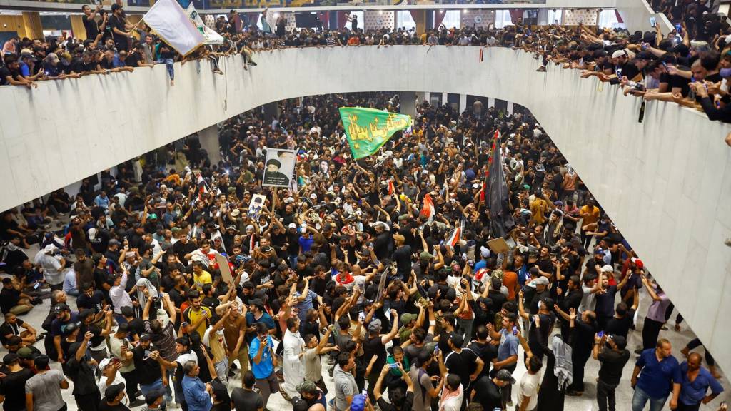 وزير الصدر: "كبرى" الكتل السنية والكردية و"بعض" الشيعية "وافقت" على حل البرلمان