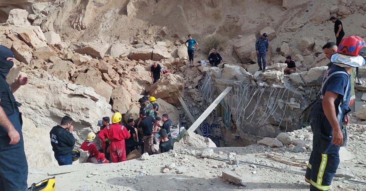 انتشال جثة امرأة من تحت ركام الانهيار الترابي  في قطارة علي بكربلاء