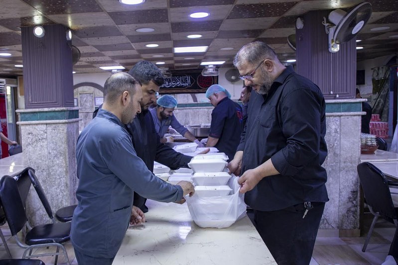 عتبات كربلاء تستنفر الياتها لمساندة فرق الانقاذ في موقع القطارة مع 2000 وجبة طعام للمنقذين