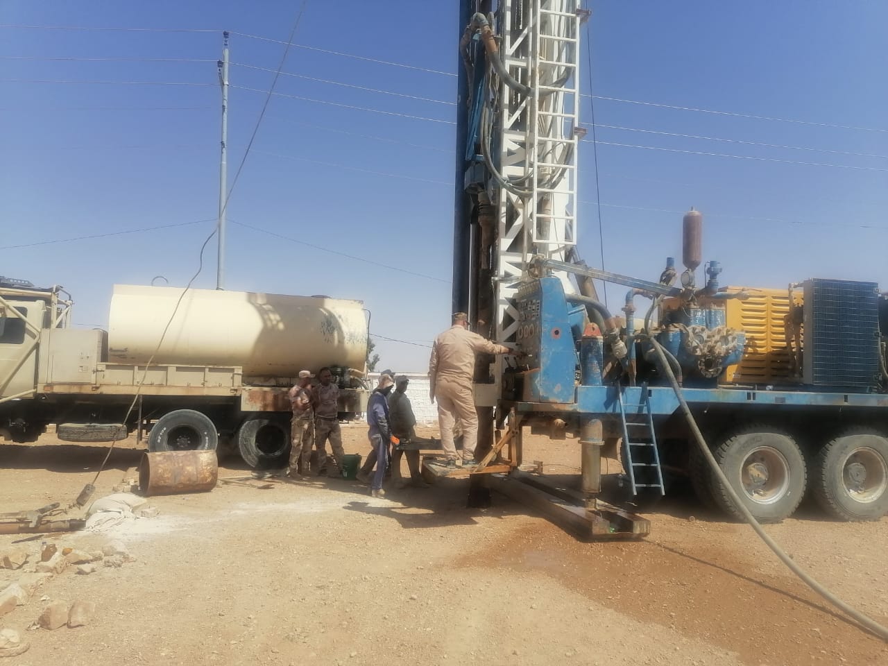 بالصور:الجيش العراقي يباشر بحفر الآبار في قضاء الرطبة لتوفير المياه