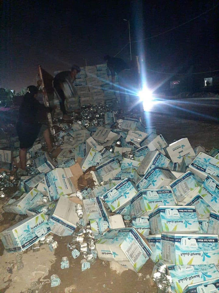 بالصور:صحة كربلاء تمنع دخول أكثر من ( 1600 ) كارتون ماء "مُنتهي الصلاحية" عبر بوابة إحدى السيطرات الخارجية