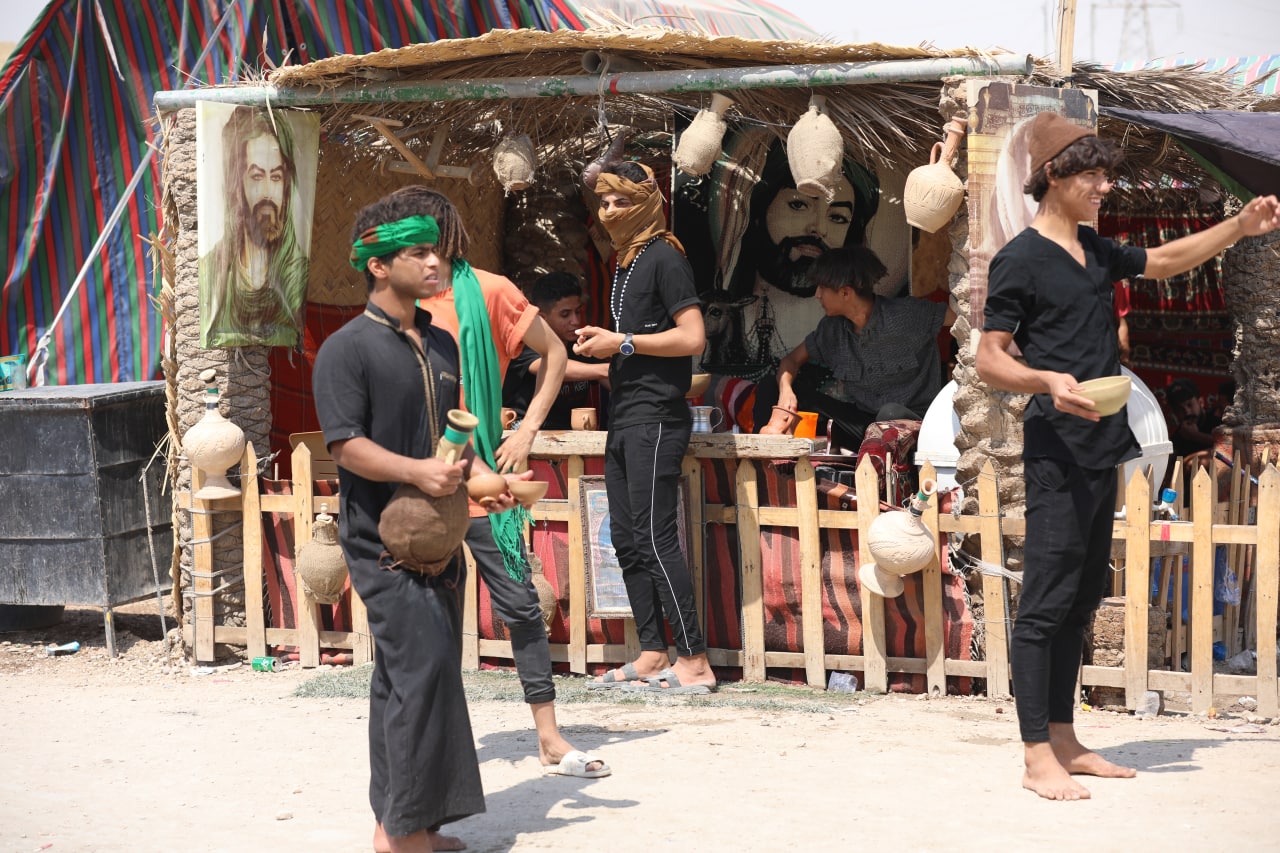 اصحاب المواكب الحسينية بالعراق:الزائرون ملهوفون على طلب "الماء" هذا العام (صور)