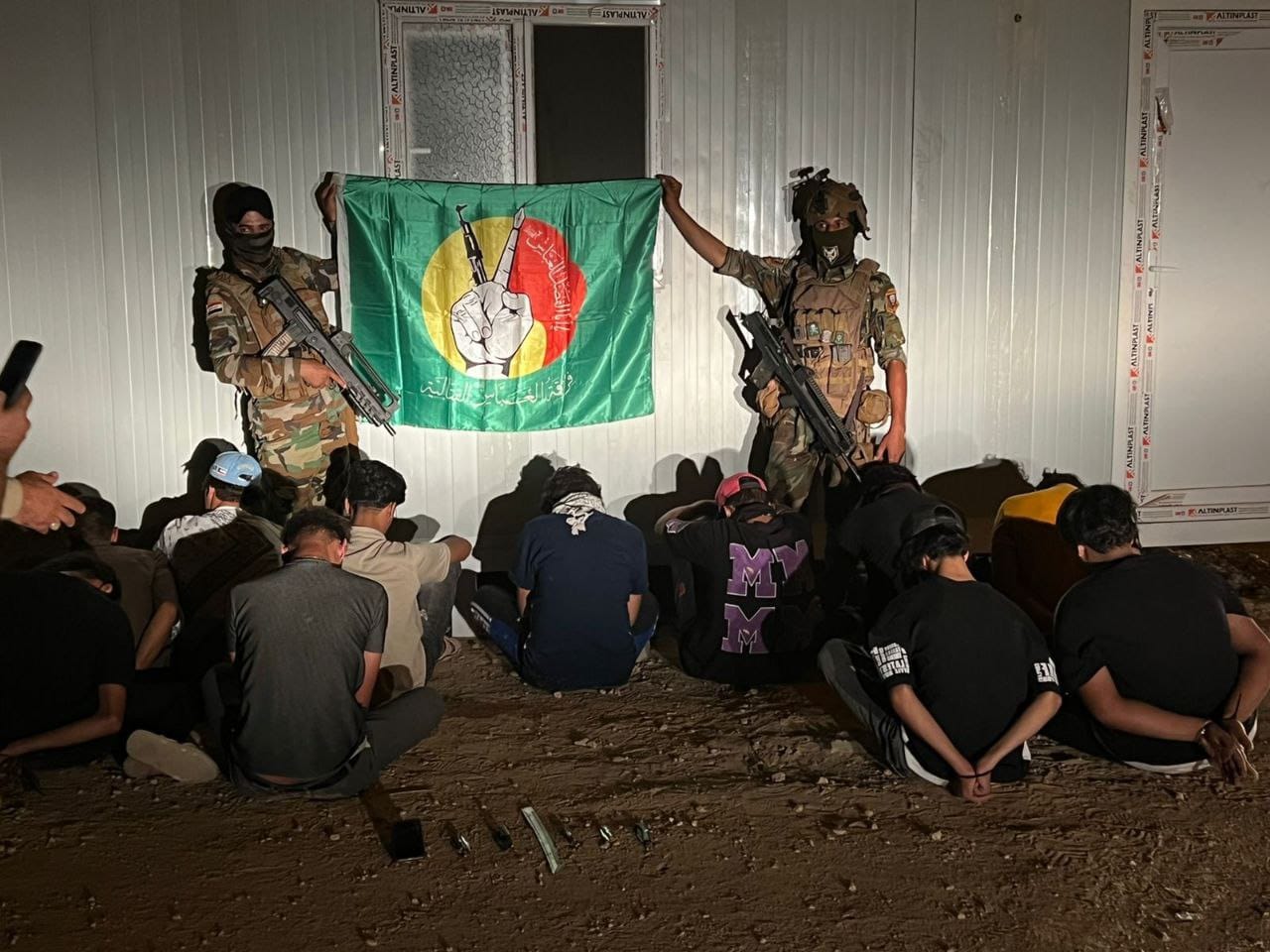 بالصور:قوات من حشد العتبات المقدسة تلقي القبض على مجموعة تقوم بتسليب الزائرين