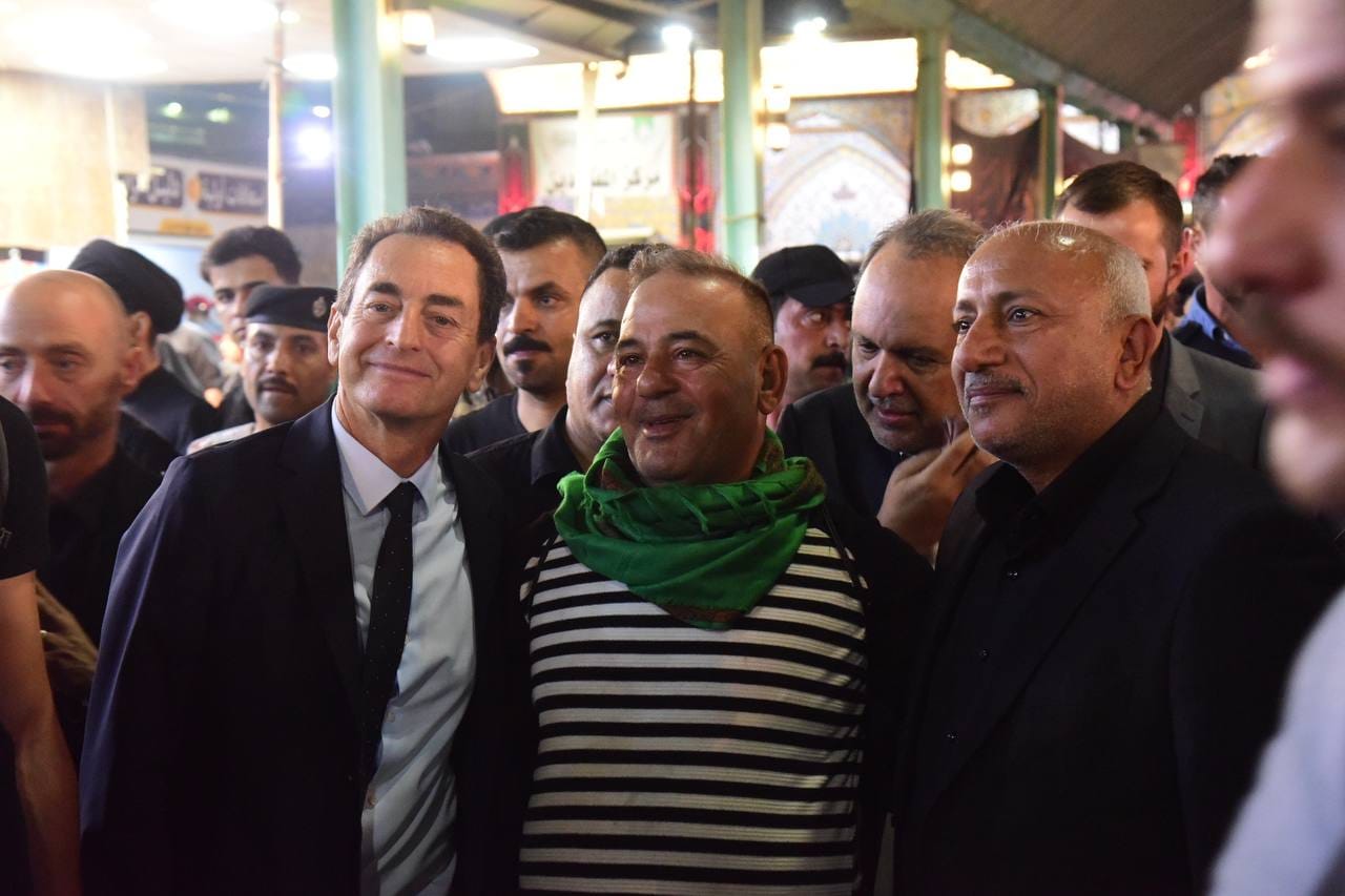 بالصور:السفير الفرنسي يتجول بين جموع زوار الاربعين في كربلاء