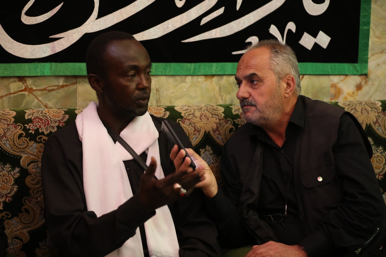 زائر افريقي من دولة تشاد يزور كربلاء ويتحدث عن مشاهدته في زيارة الاربعين