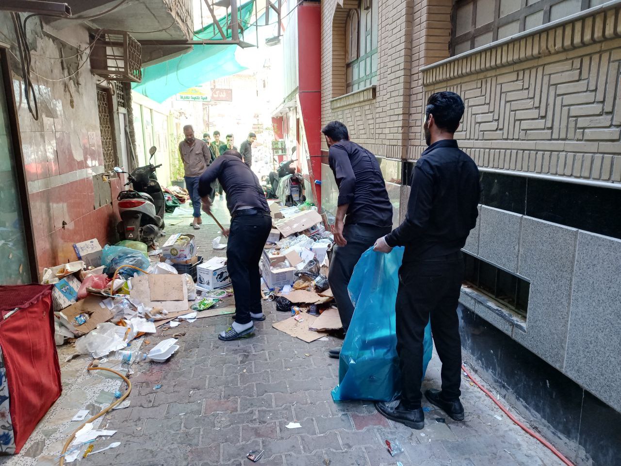 منتسبو العتبة الحسينية يستنفرون جهودهم لرفع النفايات في الازقة المحيطة بالمدينة القديمة (صور)