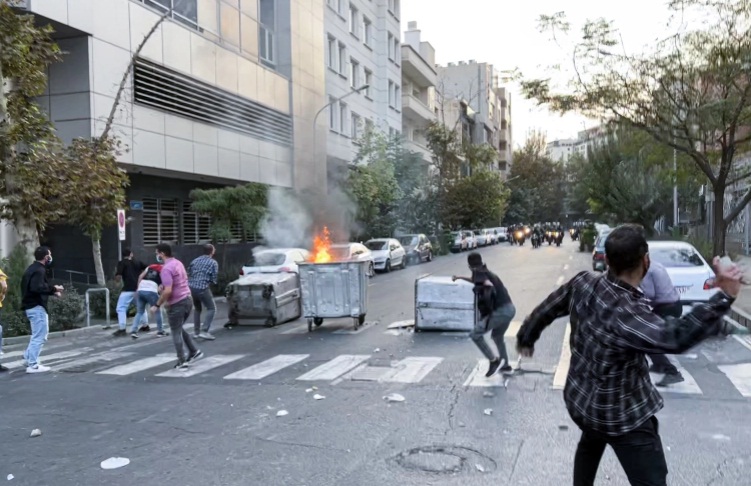 بعد الاحتجاجات الأخيرة.. الجيش الإيراني يهدد