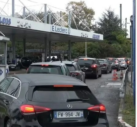 فرنسا بلا بنزين.. طوابير طويلة على محطات الوقود