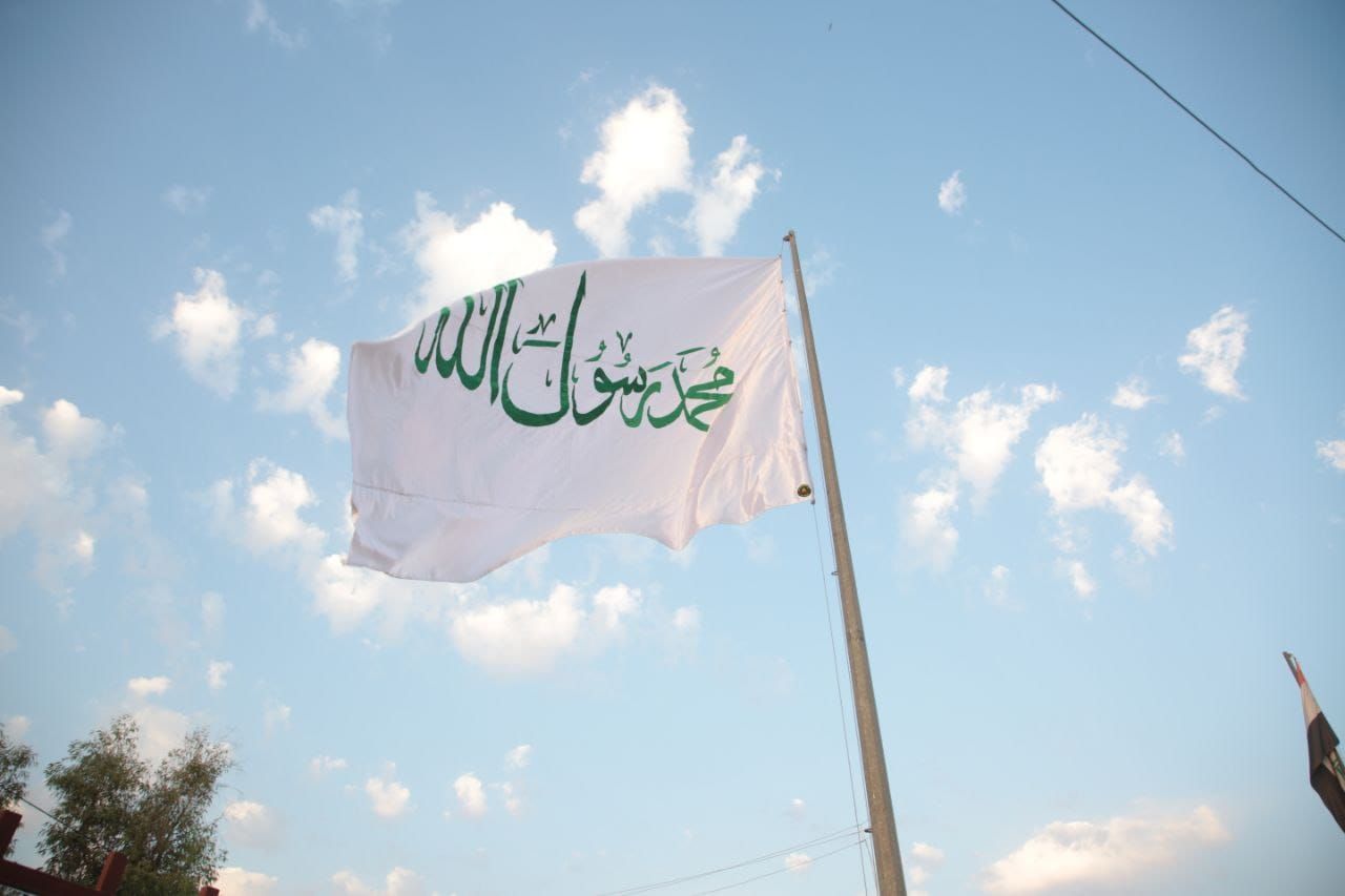 بالصور:العتبة الحسينية ترفع راية محمد رسول الله في مدينة تلعفر احتفاء بذكرى المولد النبوي