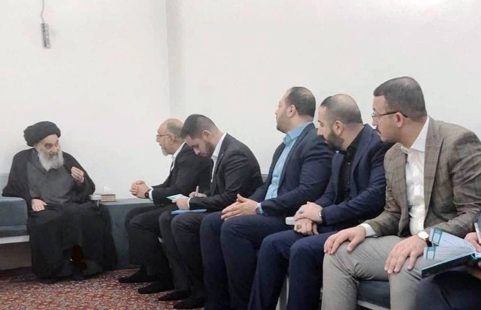 تبسّمهُ عافيةٌ وصمتهُ حكمة