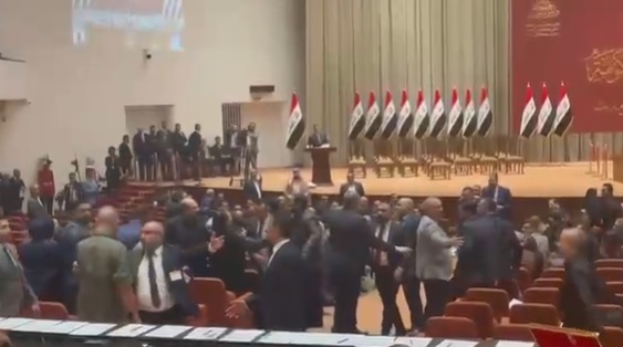 فيديو:شجار بالأيدي داخل جلسة التصويت على الحكومة العراقية