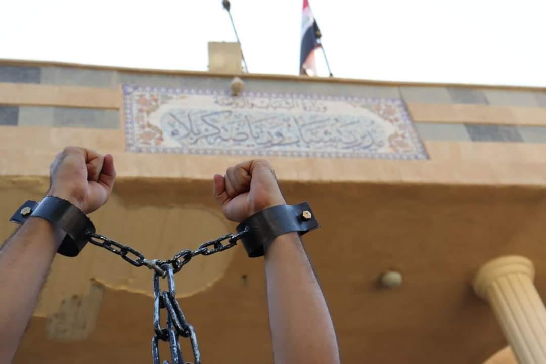 بالصور:شبّان يقيدون انفسهم بالسلاسل في كربلاء ..تعرفوا على الاسباب