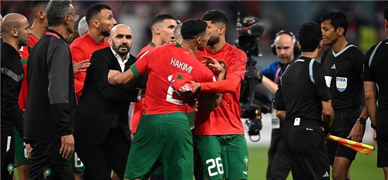 لاعبو المغرب يهاجمون الحكم القطري بعد مباراة كرواتيا