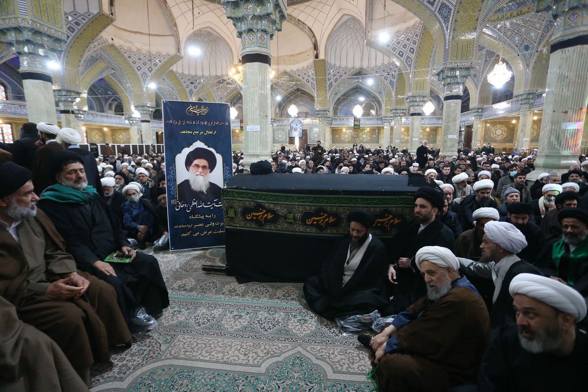 بالصور:جثمان اية الله السيد صادق الروحاني يوارى الثرى في مرقد السيدة معصومة بقم المقدسة