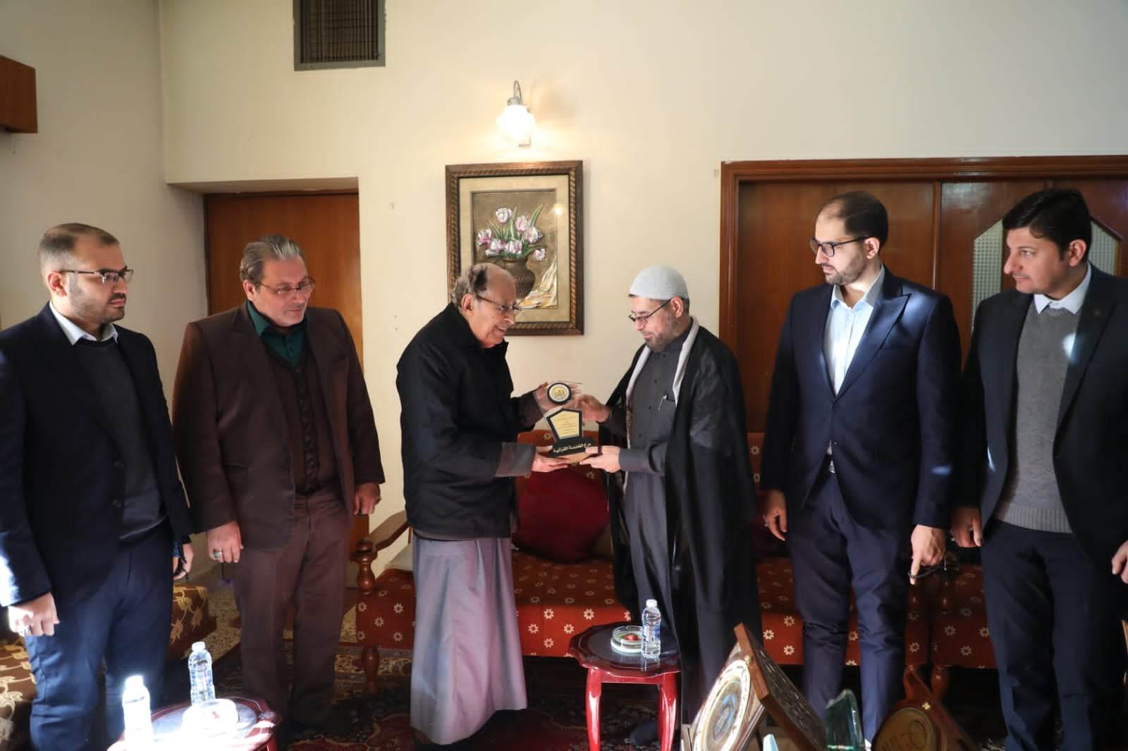 العتبة الحسينية تكرم استاذ اللغة العربية الدكتور (فاضل السامرائي)
