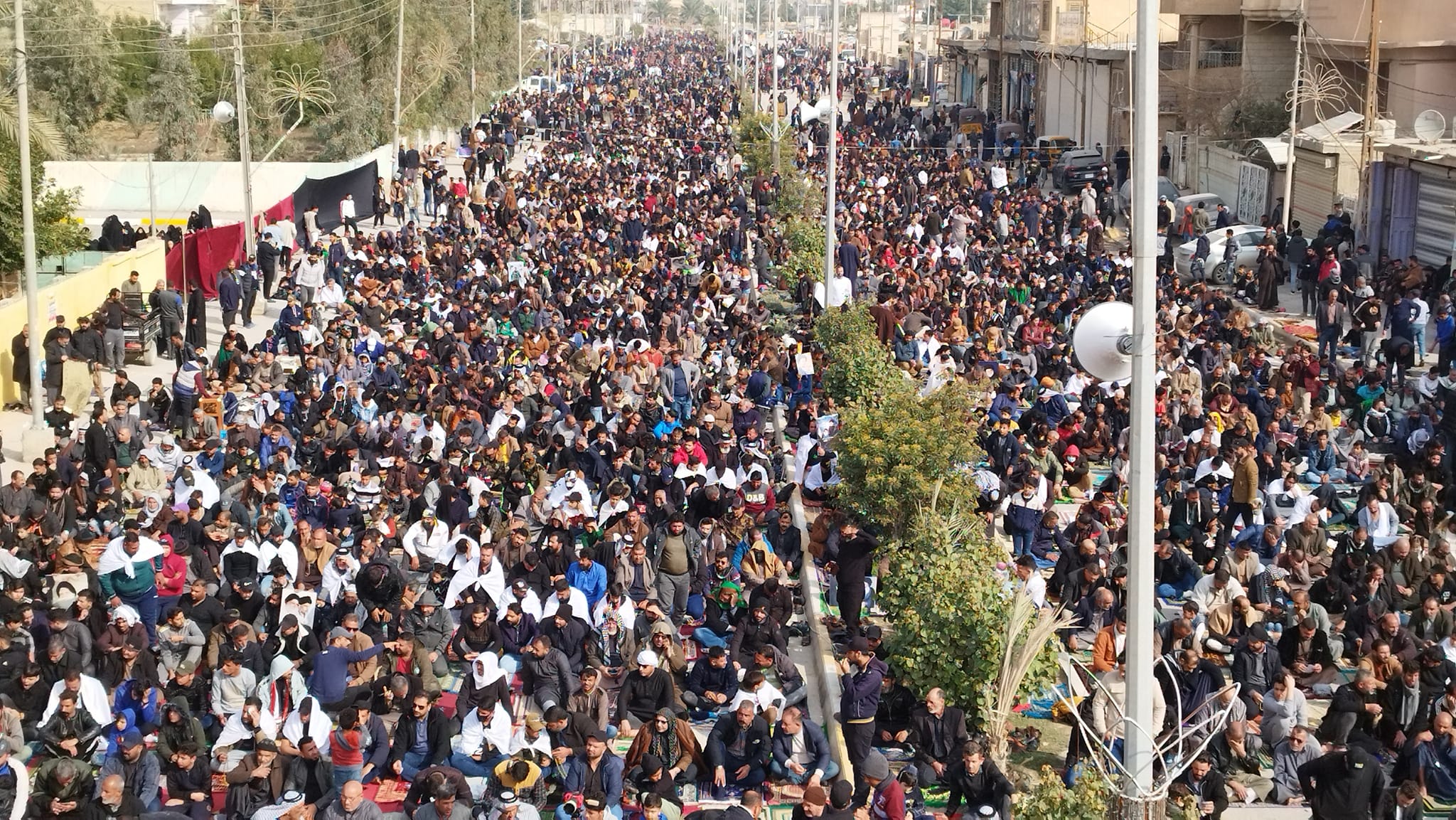 بالصور:انصار الصدر في كربلاء يقيمون صلاة جمعة موحدة في قضاء الحر