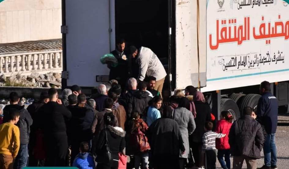 بالصور:مضيف العتبة الحسينية يوزع (٤٥) الف وجبة غذائية يوميا على منكوبي الزلزال في سوريا