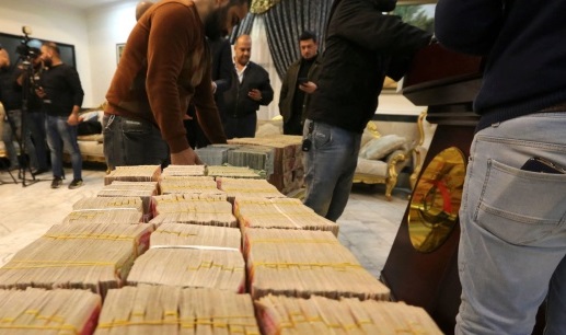 أوامر قبض على 4 مسؤولين في حكومة الكاظمي لتسهيلهم سرقة "صفقة القرن"
