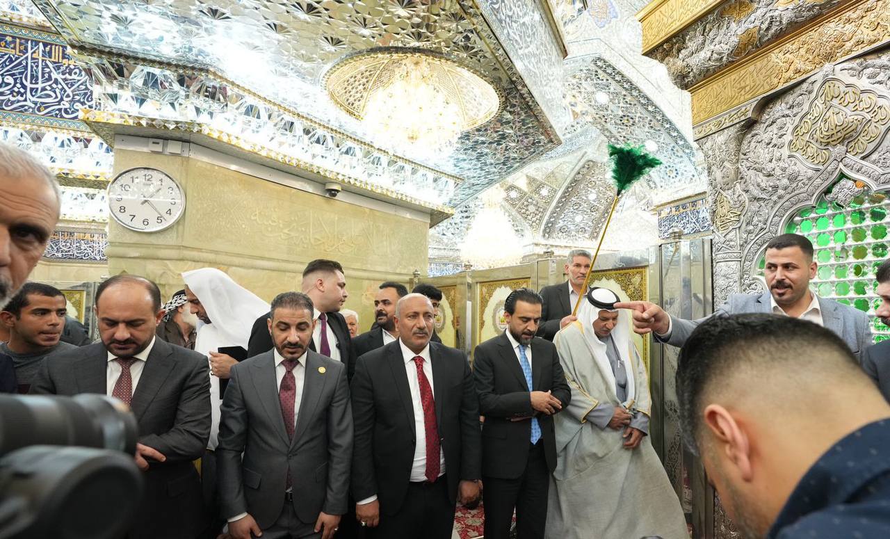 الحلبوسي يصلي داخل حرم الامام الحسين في كربلاء