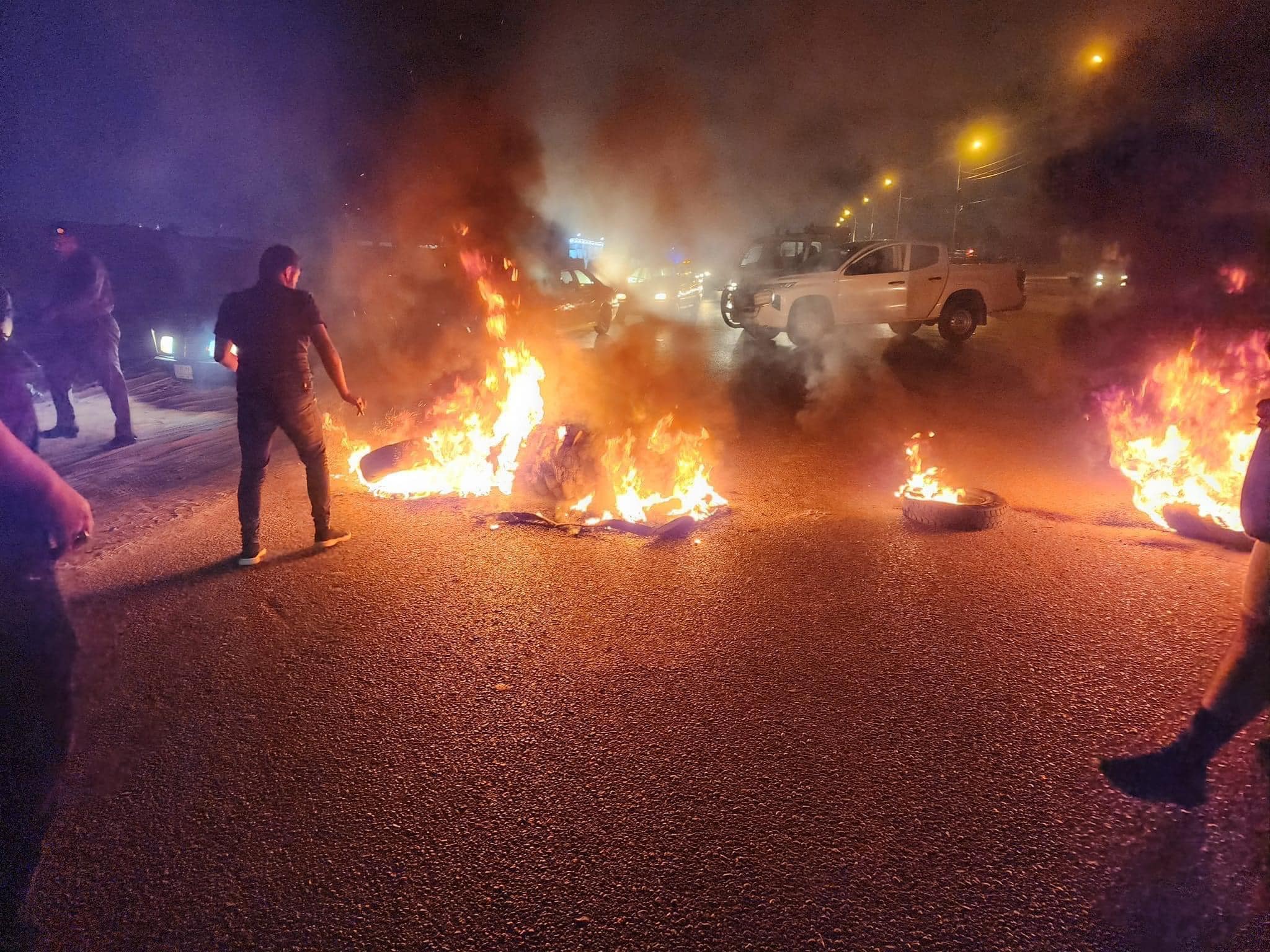 صور: قطع شوارع وحرق إطارات في 3 محافظات رفضاً لـ ’سانت ليغو’