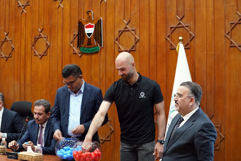 بالصور: قرعة توزيع قطع الأراضي لاعبي المنتخب الوطنيّ المُتوَّج بكأس بطولة خليجي البصرة 25