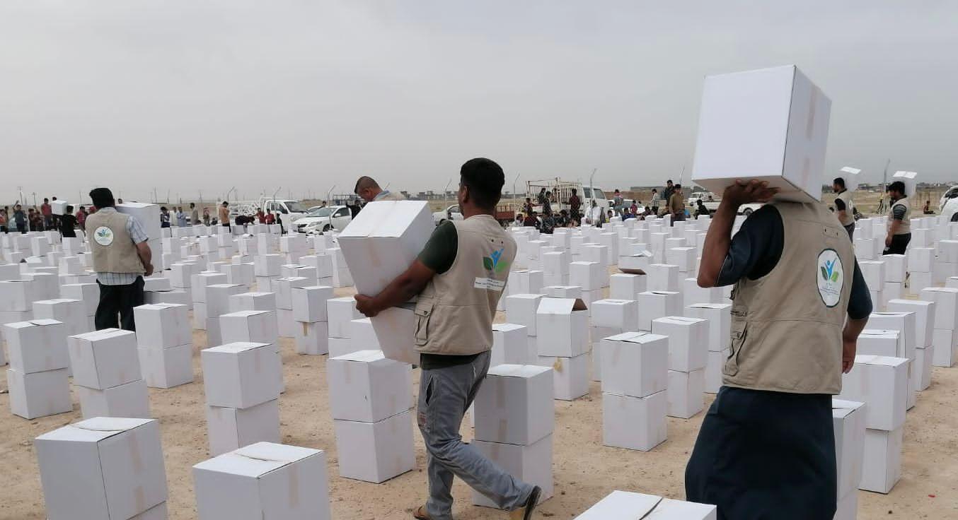 وزارة الهجرة توزع حصصاً غذائية ومبالغ مالية للنازحين في بزيبز