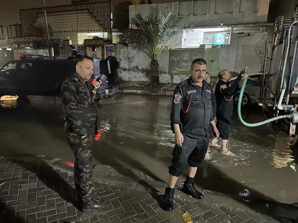 شرطة المثنى تستنفر  ملاكاتها  لاسناد الدوائر الخدمية في تصريف مياه الامطار  .